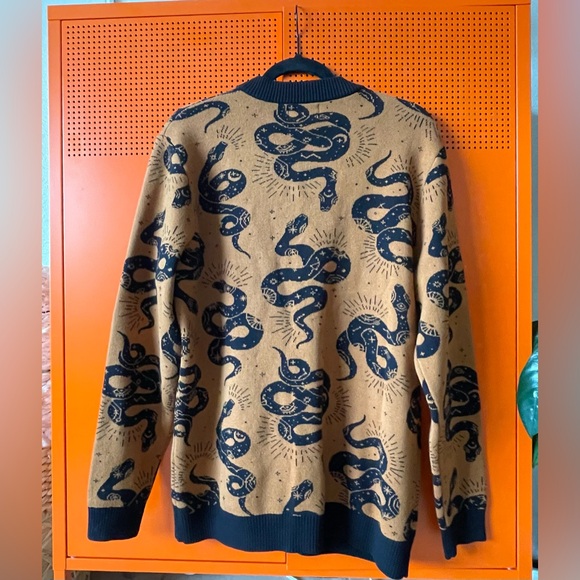 Sleepy Peach Cardigan in Esoteric Snake print - Picture 4 of 4